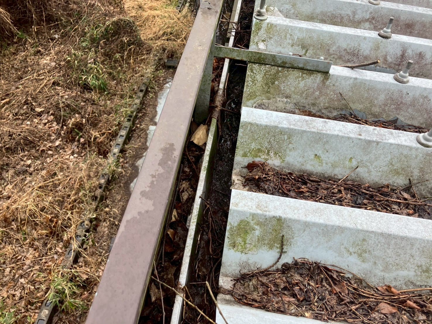 牛久市でテナント屋根の雨漏り調査｜排水不良と錆の進行から見る外装リフォームの必要性